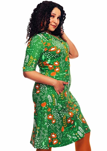 Skøn grøn retro inspireret kjole med blomstret print, korte ærmer og forlommer fra Cissi och Selma